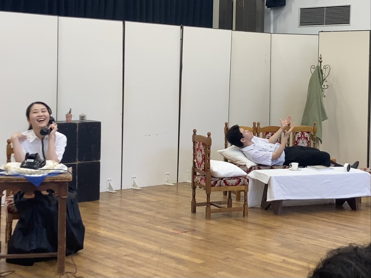 opera_institute's tweet photo. マスタークラスでは、7月下旬の前期試演会に向けて立ち稽古が進行中です。クラス全体の熱量が一層増しています。
腰越満美クラスの授業より。演目全体を通して演技の流れを確認し���す。例えば、物語の重要な瞬間の表情、動作のタイミングのずれの修正、姿勢など、一点一点をチェックしていきます。 https://t.co/FGwJjpnkCu
