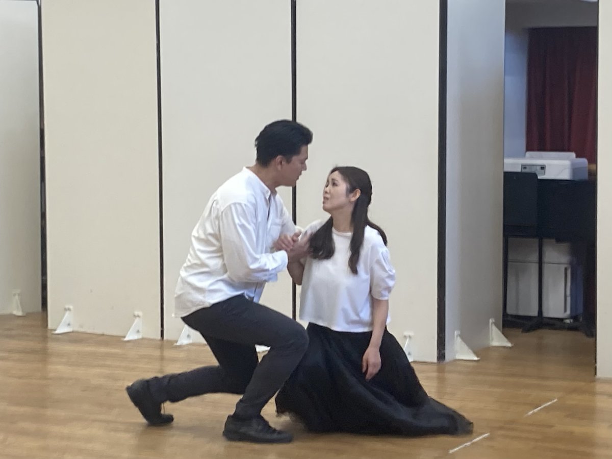 opera_institute's tweet photo. マスタークラスでは、7月下旬の前期試演会に向けて立ち稽古が進行中です。クラス全体の熱量が一層増しています。
腰越満美クラスの授業より。演目全体を通して演技の流れを確認し���す。例えば、物語の重要な瞬間の表情、動作のタイミングのずれの修正、姿勢など、一点一点をチェックしていきます。 https://t.co/FGwJjpnkCu