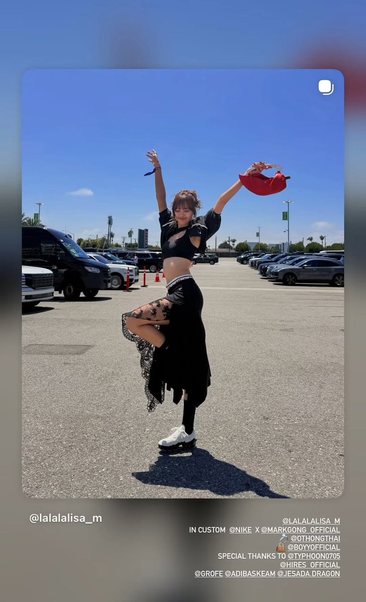 babylalisalloud's tweet photo. #LISA in custom NIKE x Markgong https://t.co/GNE8dw0ybF