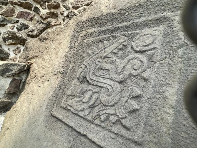 ChilangoCom's tweet photo. ¿Buscas un plan arqueológico sin salir de la CDMX? ⛰️ El Cerro de Cuahilama resguarda petroglifos prehispánicos del primer asentamiento náhuatl en Xochimilco y puedes visitarlo gratis. Descubre su historia: https://t.co/EUCb82qJ6Z 🌿 https://t.co/aM5NDZU9Te