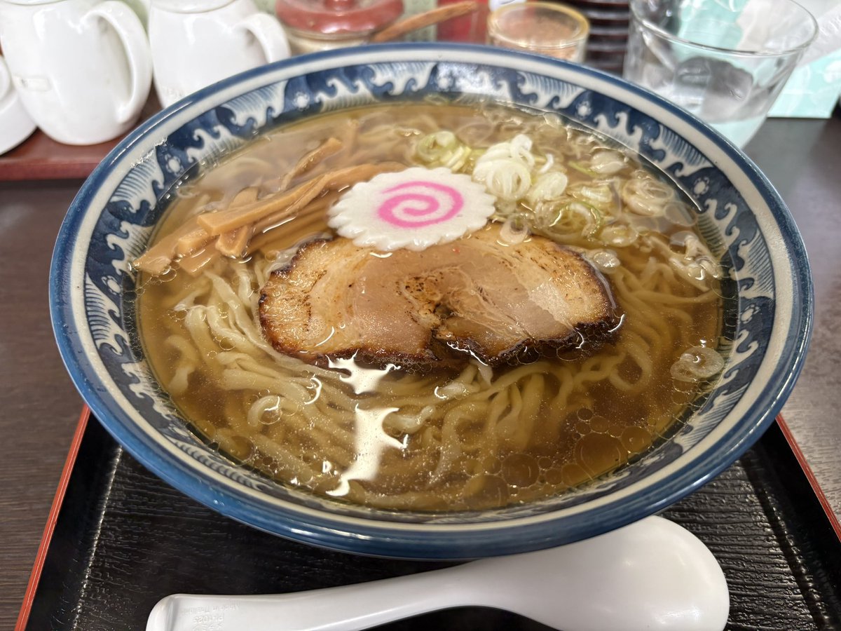 syozmory's tweet photo. 【麺】茨城県結城市 佐野ラーメンはなぶさ
栃木県小山市に向かう途中佐野ラーメンモードになり、寄り道しようかと思いましたが経路上に近いこちらへ。
タッチパネル券売機の代わりに壁を彩る短冊、QRコードのない食卓、そしてこの飾らないビジュアル、こういうのがいいんです。
佐野ラーメン830円。 https://t.co/c5XFYjYNMc