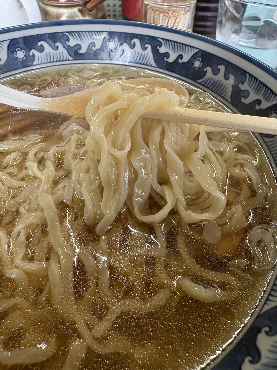 syozmory's tweet photo. 【麺】茨城県結城市 佐野ラーメンはなぶさ
栃木県小山市に向かう途中佐野ラーメンモードになり、寄り道しようかと思いましたが経路上に近いこちらへ。
タッチパネル券売機の代わりに壁を彩る短冊、QRコードのない食卓、そしてこの飾らないビジュアル、こういうのがいいんです。
佐野ラーメン830円。 https://t.co/c5XFYjYNMc