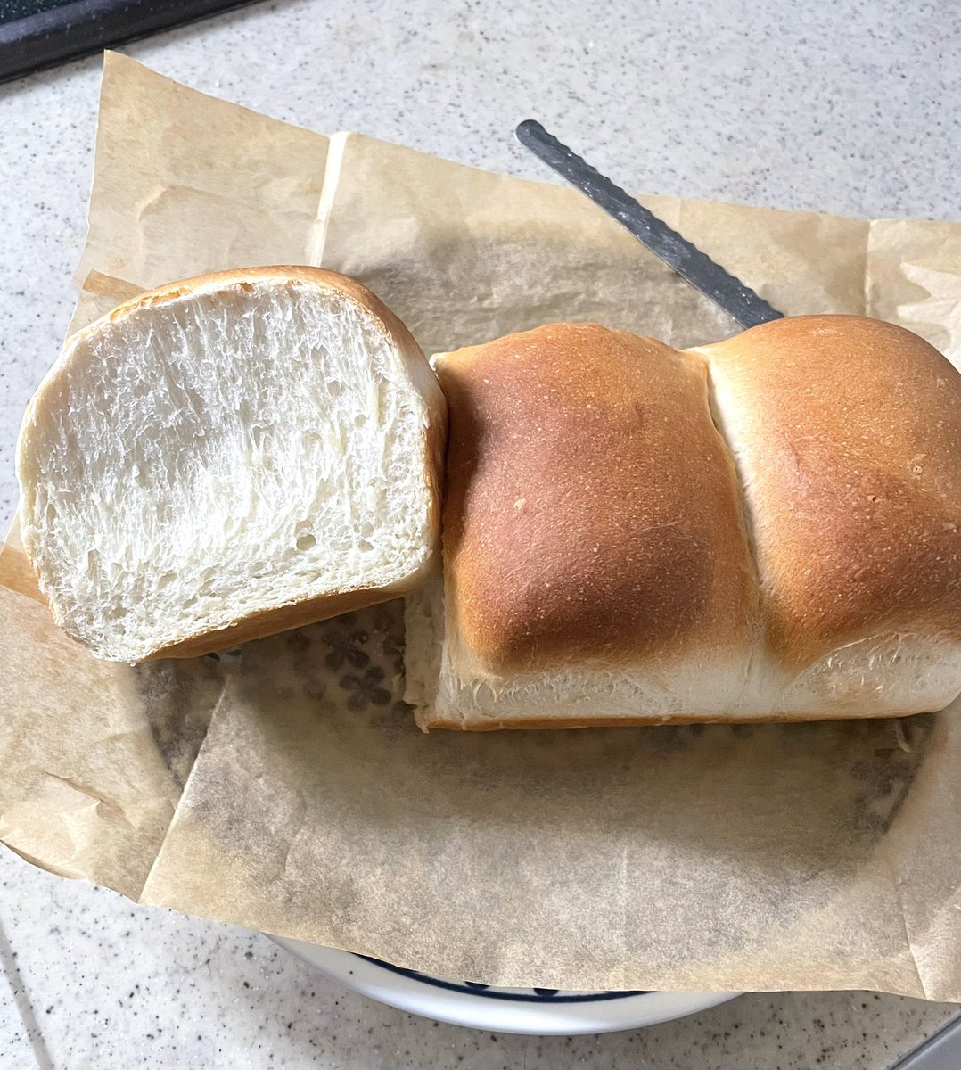 Mhotatt's tweet photo. 焼きたて初めて食べたけど美味しすぎた
また作る〜🍞🌿🤎 https://t.co/m26BOPsxOF