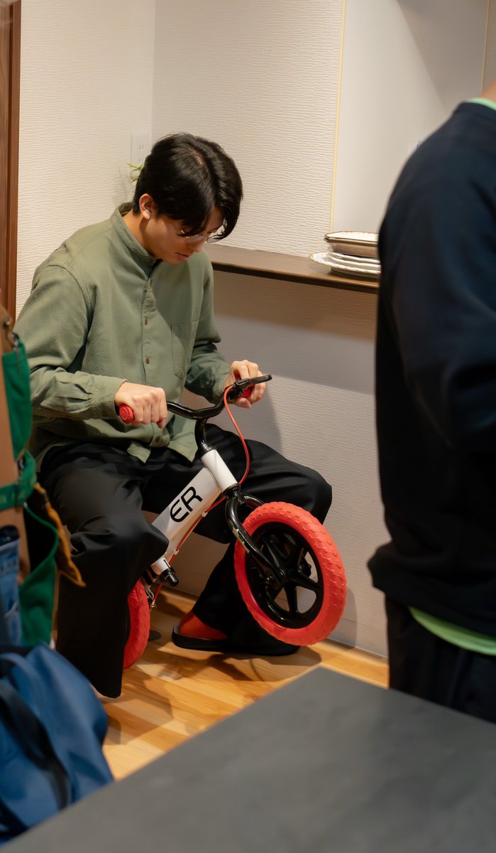 taberudake_tx's tweet photo. 🍽️ ✧ 𝐨𝐟𝐟 𝐬𝐡𝐨𝐭 ✧ 🥀

撮影合間の
#伊藤健太郎 さん🚲💨

素敵な笑顔をお届けします😊

U-NEXT＆TVerにて配信.ᐟ📺
ドラマ『#一緒にごはんをたべるだけ』
毎週木曜深夜𝟐𝟒:𝟎𝟎〜放送中.ᐟ

☑︎U-NEXTにて見放題独占配信中.ᐟ
☑︎TVerで無料見逃し配信中.ᐟ
▶︎▶︎https://t.co/bOwdezuYYC
▶︎▶︎https://t.co/Z6inkgdg5U