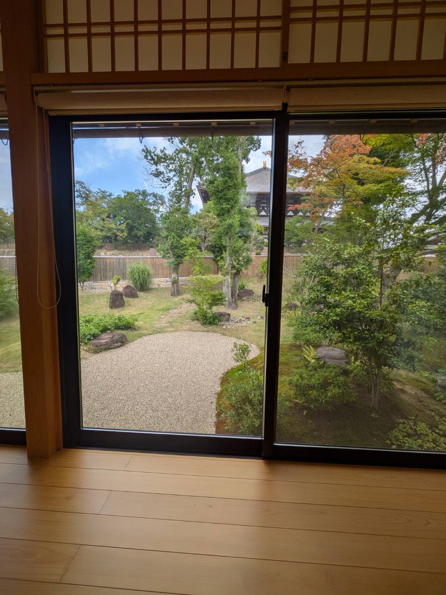 michalin2019's tweet photo. 本日、妻が東大寺にお邪魔しております。昨年に引き続き写経の会へ。

実は去年、『写経』を申し込んだはずが誤って『写仏』を申し込んでおり、当日いきなり絵の具とパレットを渡され「写経なのになんで絵の具！？」とプチパニックに。周りの保護者さん達に爆笑されたそうです😂

今年はしっかり『写経』のようですね。なかなか良い環境の中、ママ友達と楽しくやってるようです😉

書き上げた写経は来月、大仏胎内に奉納されるとのこと🙏