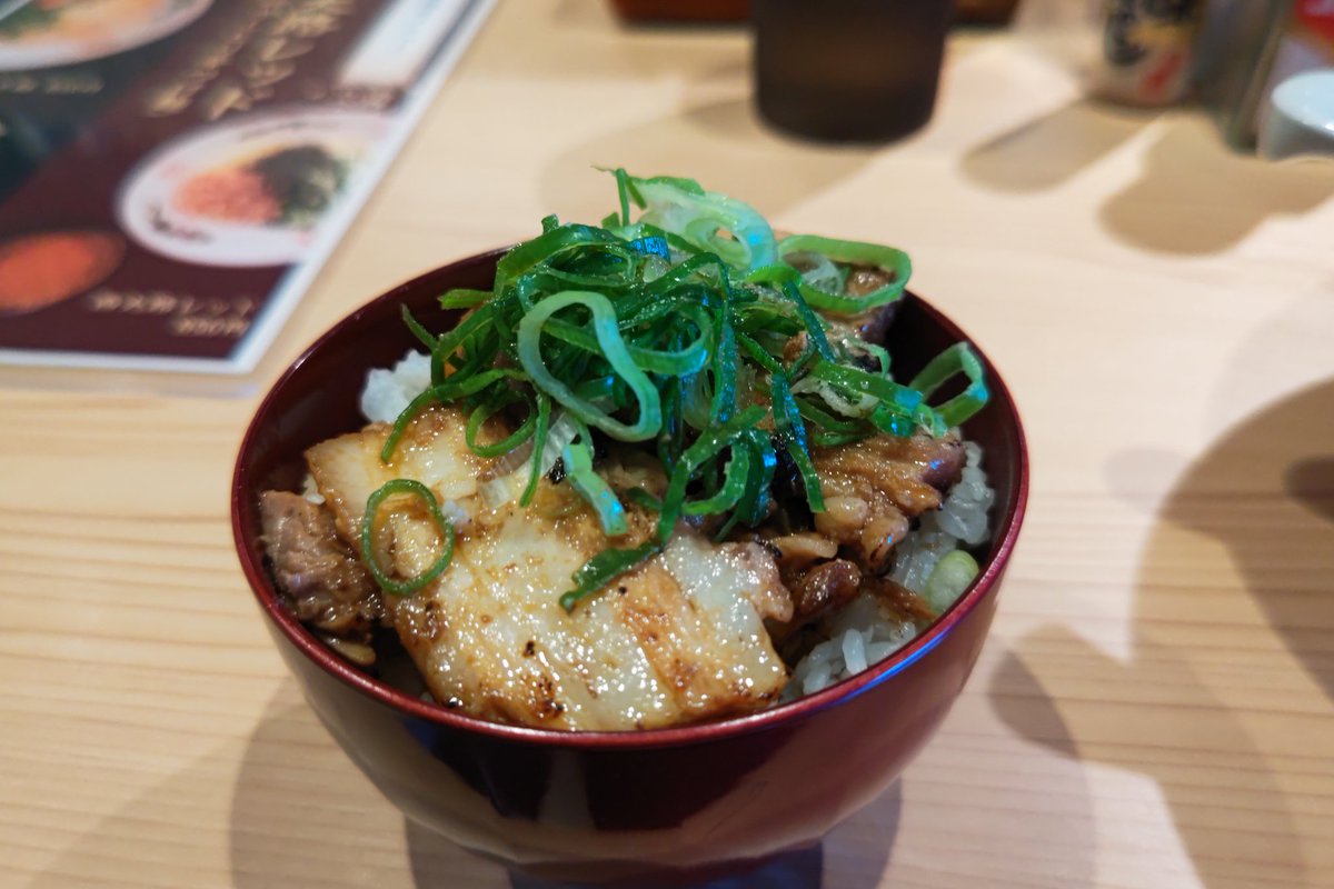 take88Kten's tweet photo. 麺屋かっちゃん3号店にて西大路ブラック大盛とミニチャーシュー丼セットを。
スープはブラックというほど黒くはなく、動物系の旨味と甘みがありまろやかな味。
近藤製麺の麺はデフォでやや硬め。
できればモヤシも欲しいところですがトッピングメニューにも無かったので何か拘りがあるのかも？ https://t.co/16bMnpEUTw