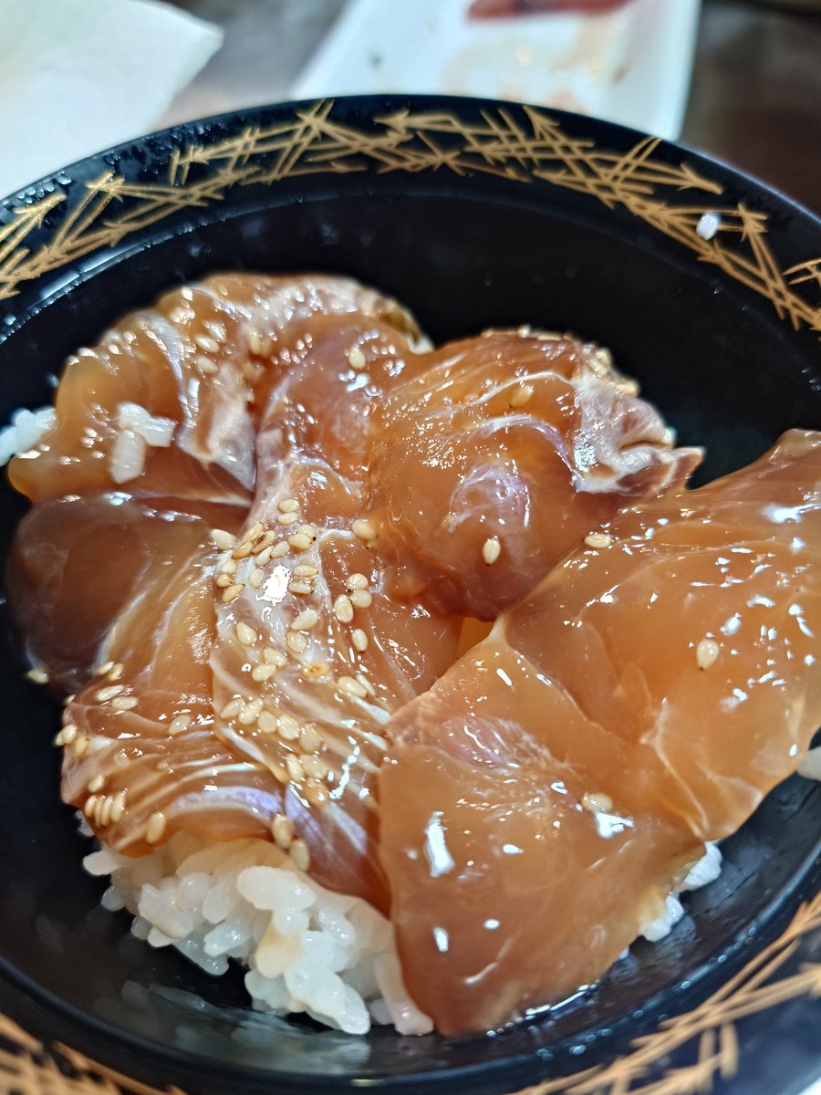 fishhunter0923's tweet photo. 瀬戸内の漁師から頂いた、マダイの漬け！
漬け丼とお茶漬けにしました。

初めて、瀬戸内のマダイ食べたかも🤔
太平洋と言うか、伊勢湾とか日本海側のはあるけどね。

瀬戸内でも、明石とかでなく西側の方だけど、美味しかった😋

また、お願いしまーす！ https://t.co/Q6Kr29jWoy