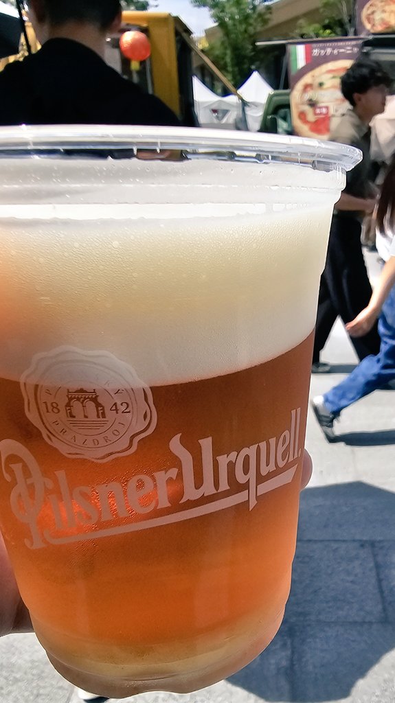 Deanty_Ex's tweet photo. うおおおおピルスナーウルケル(チェコビール)ッッッ！！！
初夏の陽光に照らされながら飲むビールは最高and最高…！ https://t.co/309Wt2OfqT