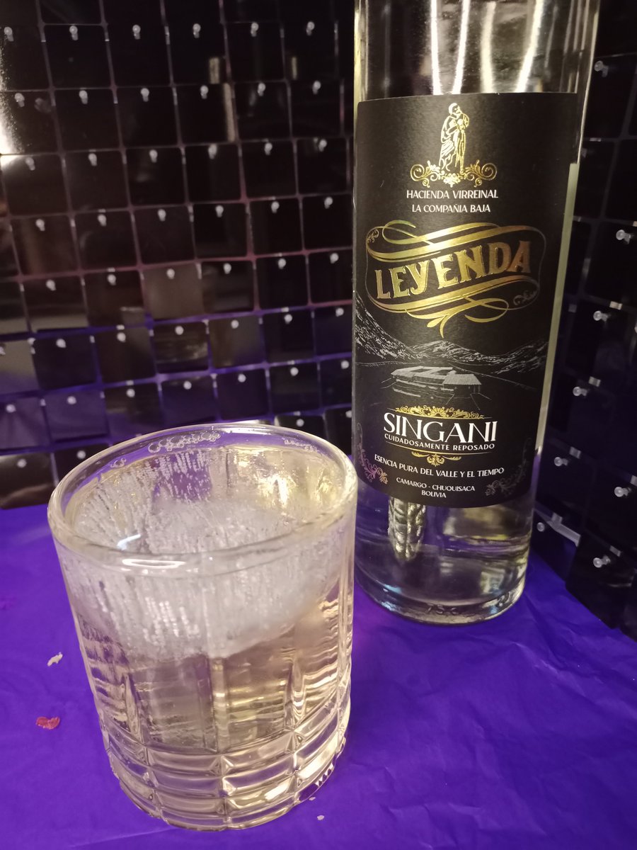 Karoline_1980's tweet photo. Aquí abriendo el singani de Bolivia 
#ECDQEMSD https://t.co/b2rsDM1YRF