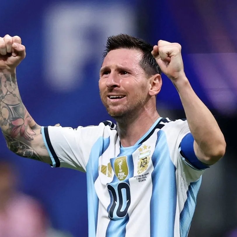 TouchlineX's tweet photo. 🚨🗣️ Lionel Scaloni on Lionel Messi: 

"At 39, some might think he's (Leo Messi) no longer at the same level, but I don't know how many times I've said it: as long as Messi still wants to play, he'll remain the best. That's what I believe, and not because I'm his coach."

"As long as he has the desire, he'll stay the best. And it's natural that a day will come when he turns fifty, and then it won't be the case for us who know him, see him training, and watch him do exceptional things."

"I can't even imagine what he was like at 23 or 24 with Barcelona under Guardiola. I don't even want to imagine it. We've talked about this a lot within the technical staff, and watching that version of him must have been something indescribable."

"And that's why, if you ask any player who lived through that period, they'll tell you what Leo was doing back then. As for me, nothing he delivers surprises me."

"I think he'll remain the best until the day he loses the desire to continue, because that moment will come eventually, and only then will he stop being the best."