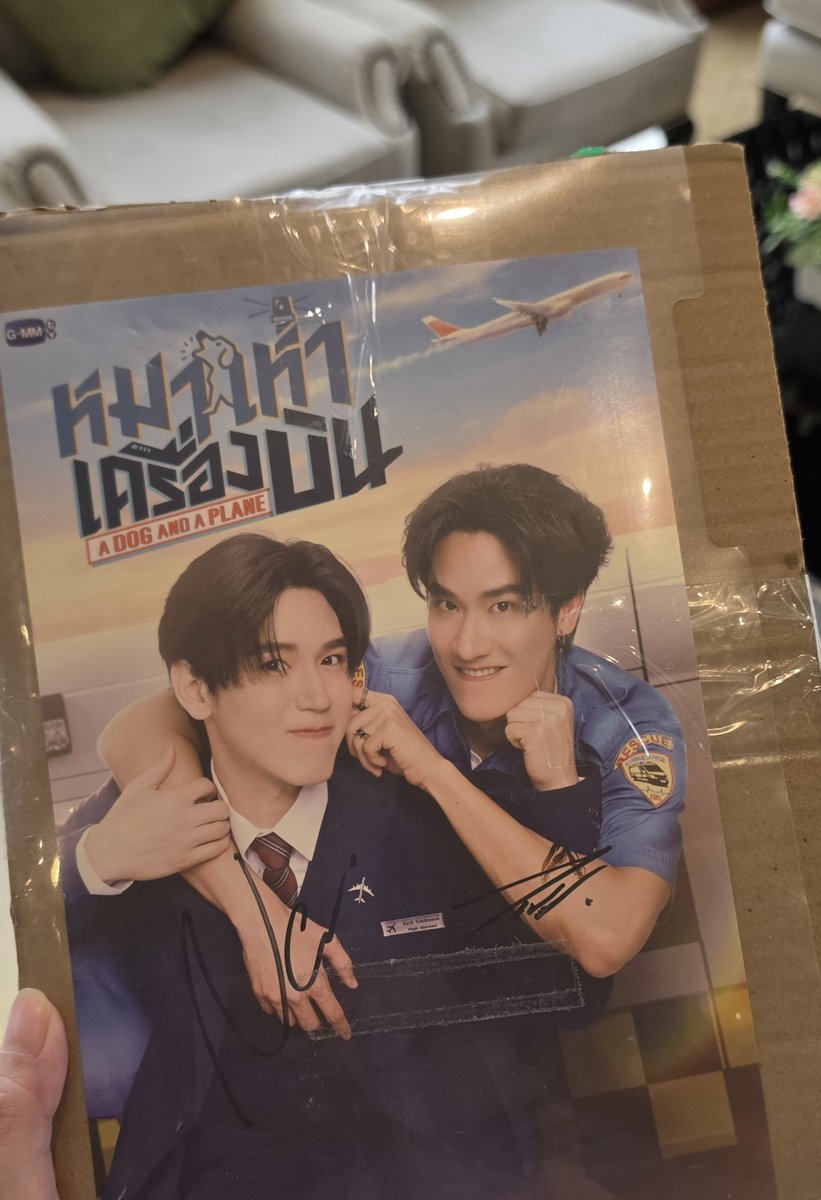 praewpn_'s tweet photo. เช้านี้ออกไปส่งโปสเตอร์หมาเห่าเครื่องบินให้เพื่อน แล้วคือนี่ไม่มีซองใส่ ก็เลยดามไว้แล้วถือไปไปรษณีย์แบบนี้ ถามพี่พนักงานว่าจะส่งอันนี้แบบไม่ยับ มีซองไหม พี่พนักงานผู้ชายวัยกลางคน ทักว่า ดูด้วยหรอ พี่ก็ดูเมื่อคืน 

คือเจอกับตัวแล้ว พีค หมาเห่าแมส ในหมู่ชายแท้รุ่นใหญ่มากกกก 5555555 https://t.co/weaKjMt9kq