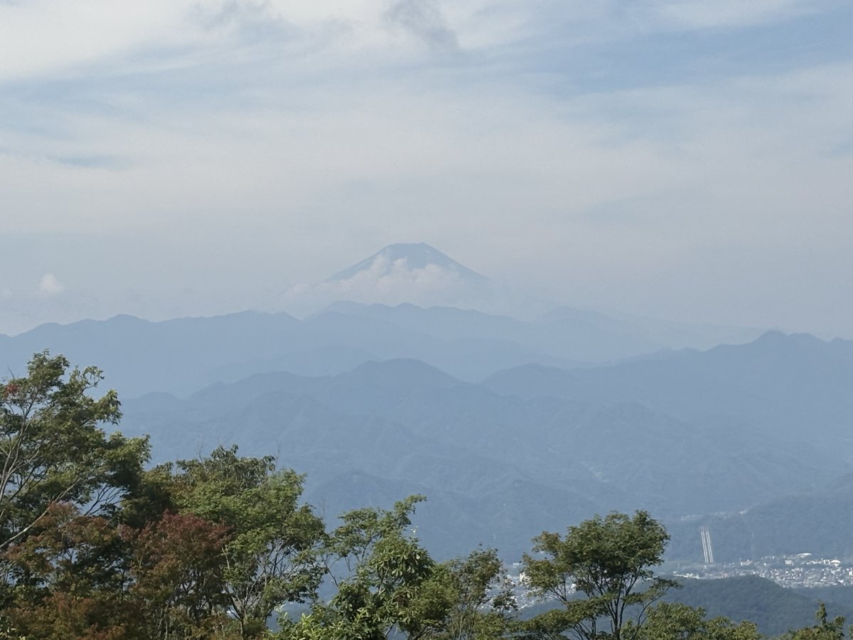 nuovo2003's tweet photo. 久しぶりの陣馬山。またまた久々の富士山。もう雪はなくなってました、、、 https://t.co/jwbYJEcWFe