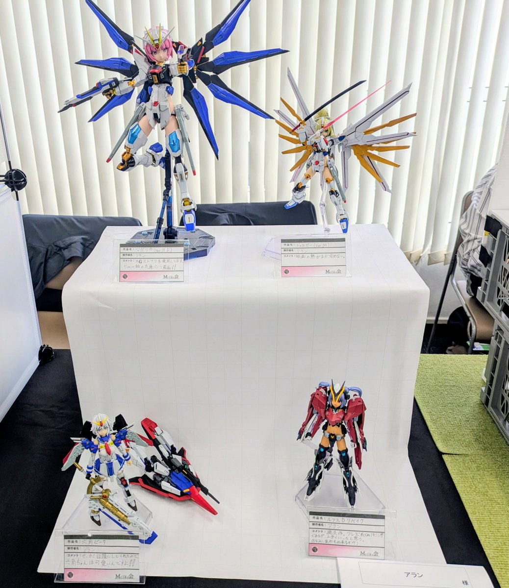 allansmoker3's tweet photo. #MFG展示会11in浅草橋

今日は5番卓でお待ちしております。

六角ゼータちゃん変形したほうがいいかな？ https://t.co/A62iPLjkRq