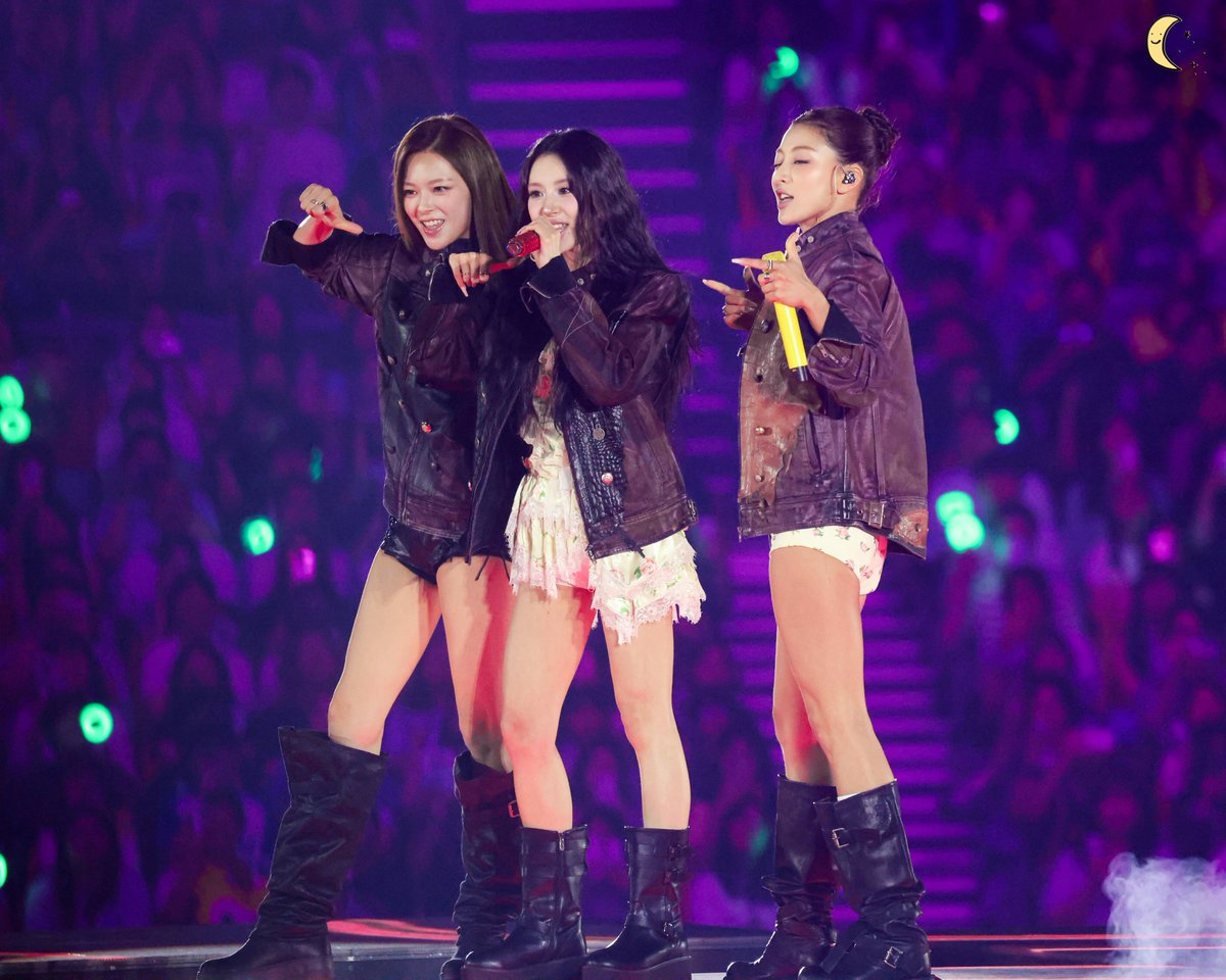 dreamlights201's tweet photo. 260710 💚❤️🧡 

TAKEDOWN TEAM 😎🤟

#TWICE #트와이스 
 #Jeongyeon #정연 #Chaeyoung #채영 #Jihyo
 #지효
 #TWICE_THISISFOR_WORLD_TOUR_IN_SEOUL https://t.co/qag7F47poI