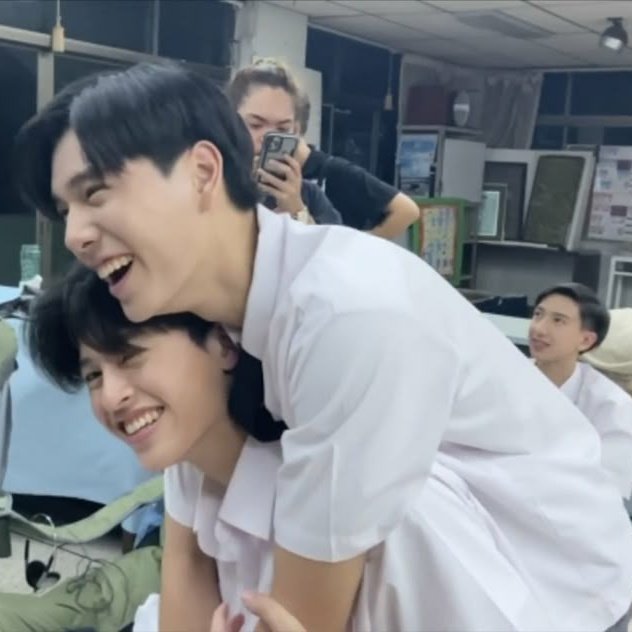 alldayville's tweet photo. #PondPhuwin Mini au: Primeiro amor🦻🏻-finalizada ( Reescrita)

Onde Phuwin só queria terminar o segundo ano do ensino médio sem nenhum problema, mantendo sua rotina tranquila e longe de qualquer confusão até a chegada de Pond, o aluno novo.

#PeachAndMeSeriesEP1 https://t.co/IzZGU3tV2R
