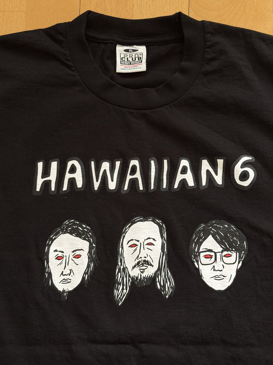 IKKINOTDEAD_JP's tweet photo. 【HAWAIIAN6 MARCH】

和田ラヂヲ先生@radiowadaによる描き下ろしTシャツ HAWAIIAN6 IKKI NOT DEADロゴver 販売決定です🔥🔥🔥

最高です😑😐🤓

会場で見つけたらぜひゲットして下さい🔥

よろしくお願いします🔥

#IKKINOTDEAD
#HAWAIIAN6
#和田ラヂヲ https://t.co/lYntg3GKr3