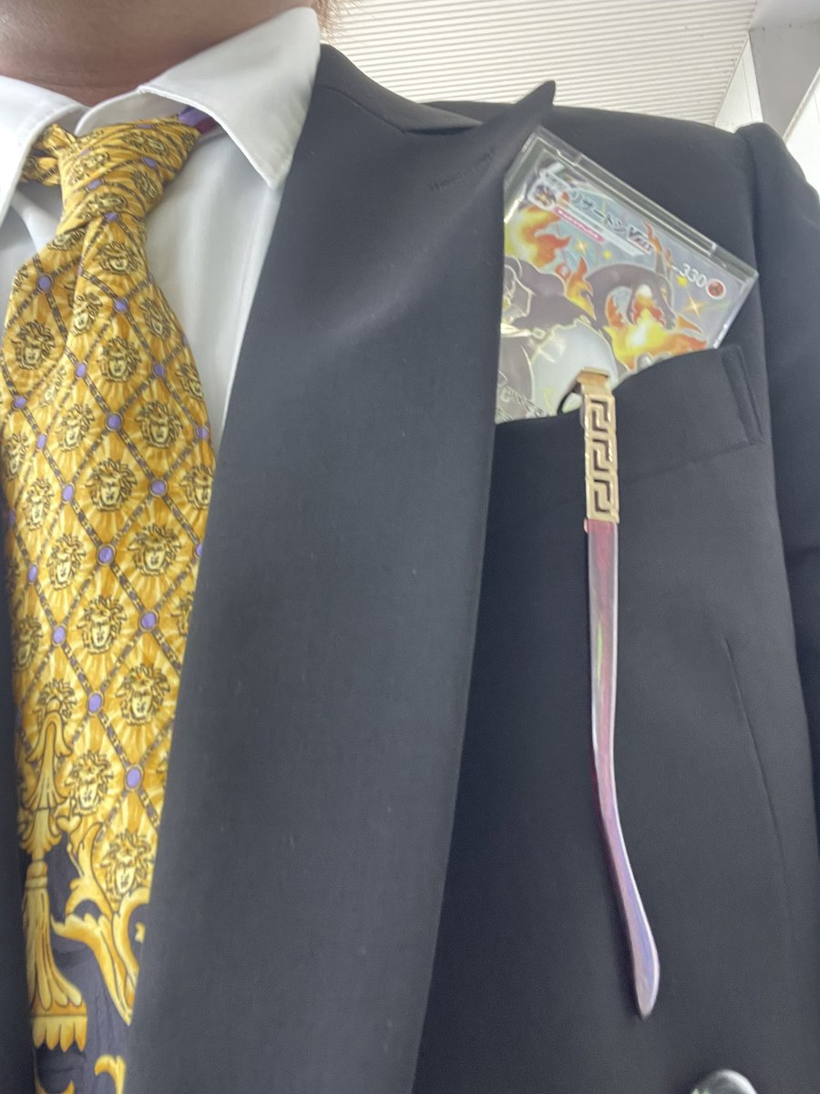 y_king1997's tweet photo. あぶねー…
ケンタの結婚式なのにハンカチーフ持ってなかったけど、たまたまリザードンvmax ssr持ってたから事なきを得たわ。 https://t.co/F5mttaiSIT