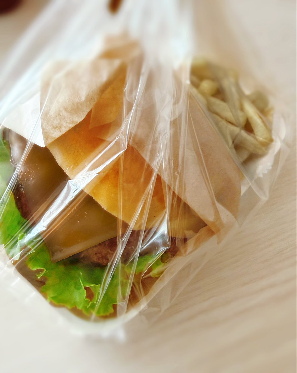 snackM_s's tweet photo. ハンバーガー争奪戦に勝った女。
#中野　#スナック　#M's https://t.co/GPYwxtvvFu