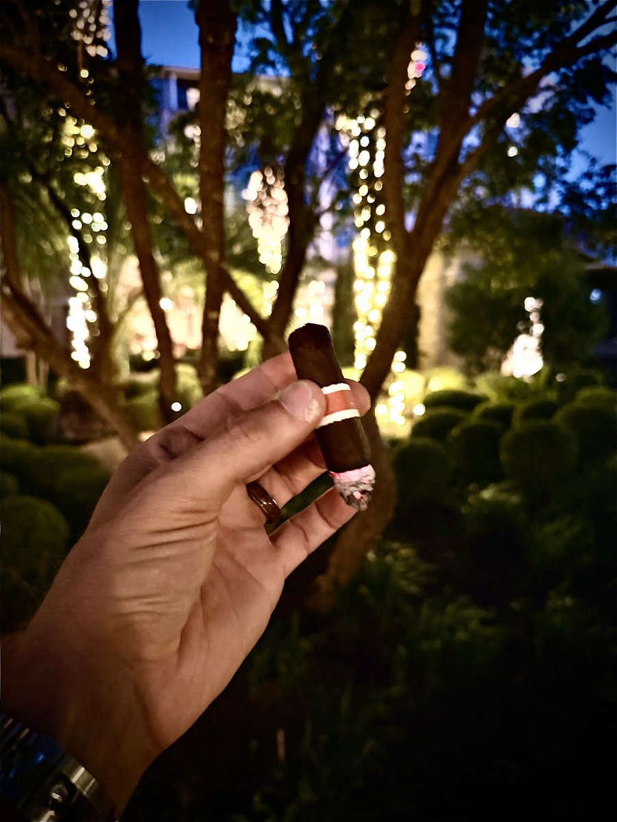 MrJmurry's tweet photo. Proper evening unwind. 
@RoMaCraft Neanderthal.
@SmokeRoMA https://t.co/pwMz3Din3l