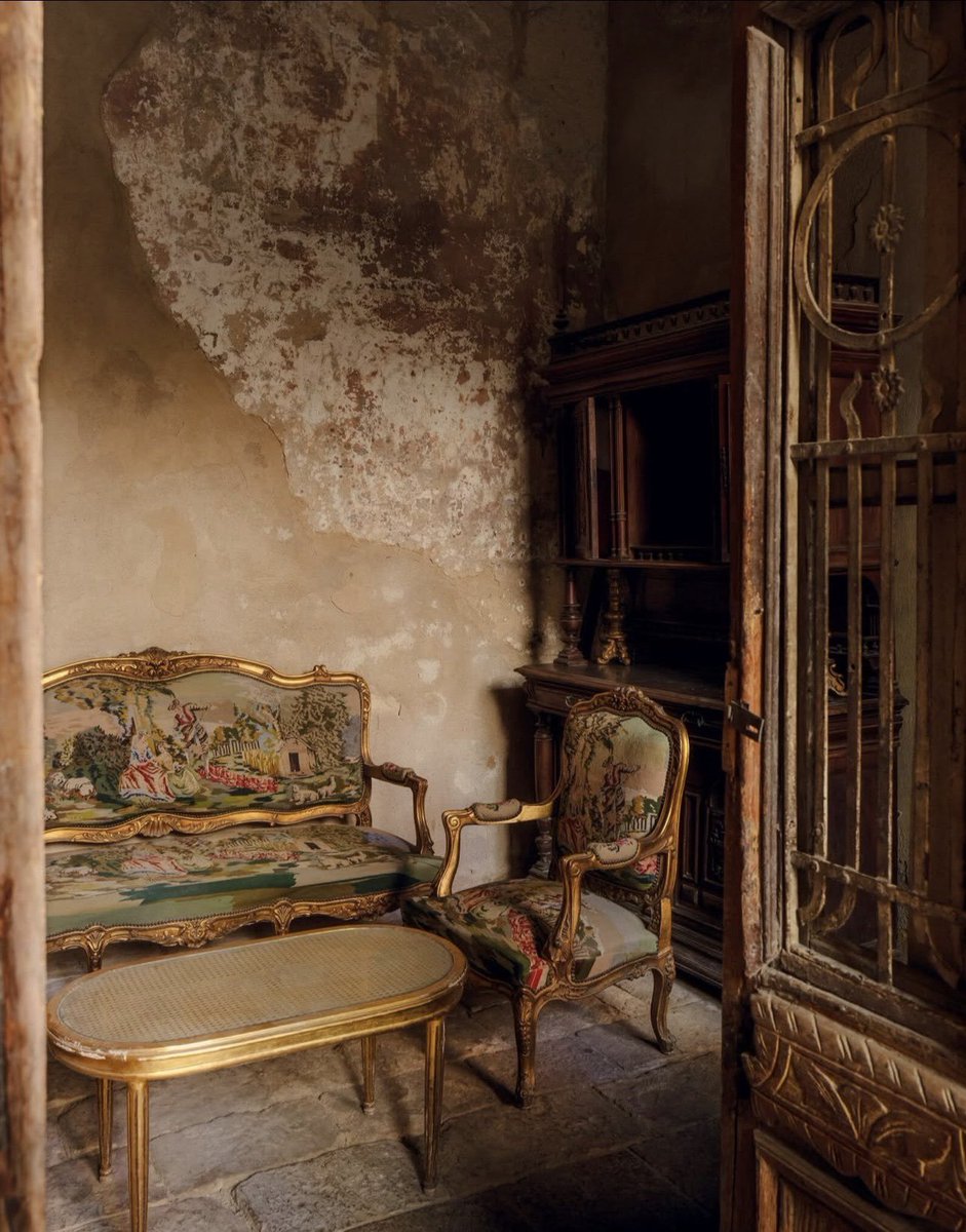 dearvotion's tweet photo. One of my favorite home libraries. Bayt Yakan in Cairo. Originally built in 1640 by an Ottoman general, later gifted by Mohamed Ali Pasha to his nephew. Restored in 2005 by Alaa el-Habashi and Ola Said. https://t.co/zT5J3ZORZ2