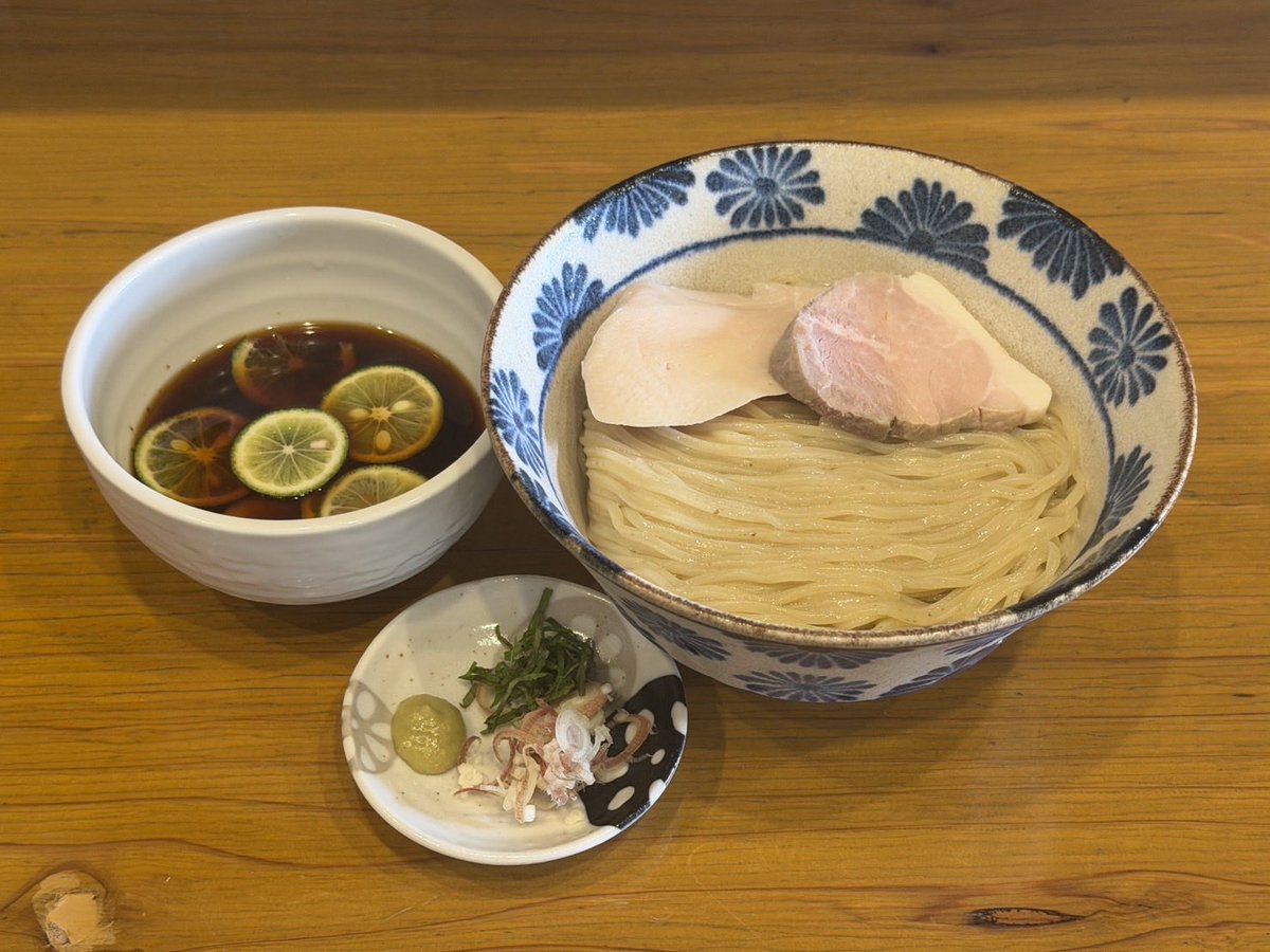 marco_ramen's tweet photo. 朝早くから沢山のご来店誠にありがとうございます！
バタバタさせて頂き感謝です！
冷やしまだまだたっぷりあります！
冷やしすだちつゆつけもあります！
それでは15時までよろしくお願い致します☺️ https://t.co/MUp2vLFOcu