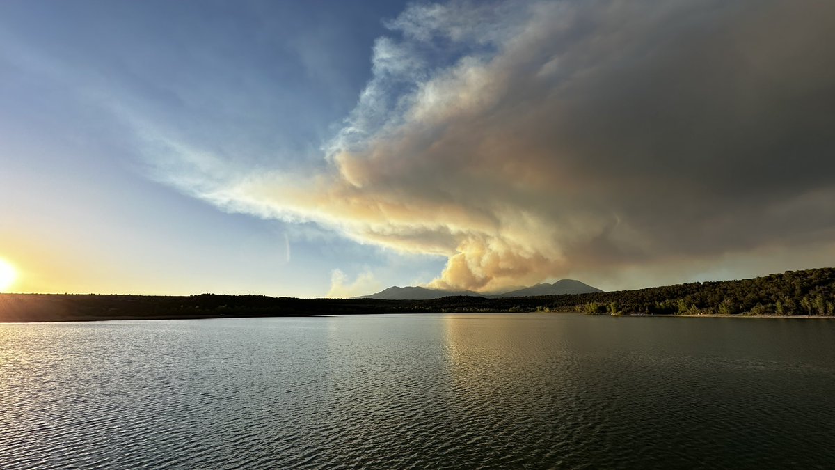 NSDwx's tweet photo. Sunset on my 10th day on the #BabylonFire. Some concern for tonight’s air quality as a strong ridge of high pressure begins to build overhead. Wouldn’t be shocked to see some Unhealthy readings. #UTwx #UTFire @NWSGJT https://t.co/DwfNHezCsr