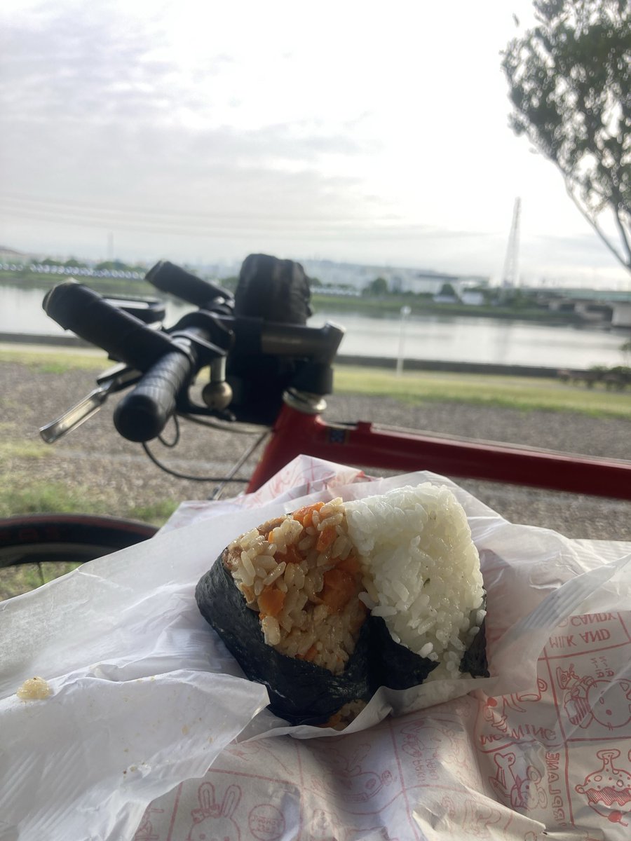 ron2_tweet's tweet photo. 本格的な夏が始まりそうだね。
今日の、👹おに活(🍙おにぎり活動)は、かやくご飯としぐれ。
おいしかった。
#cannondale #cad3cyclocross #おに活 #おにぎりうどんそば栄 #wcyy https://t.co/lsirCJiGxM