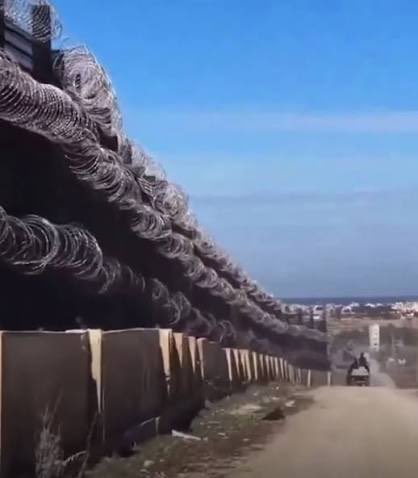 EliAfriatISR's tweet photo. You remember that there is a border between Gaza and Egypt, right? 

Why doesn't Egypt want to accept the Gazans? 

By the way, this is what the wall between Gaza and Egypt looks like. https://t.co/18cq5TIY7U