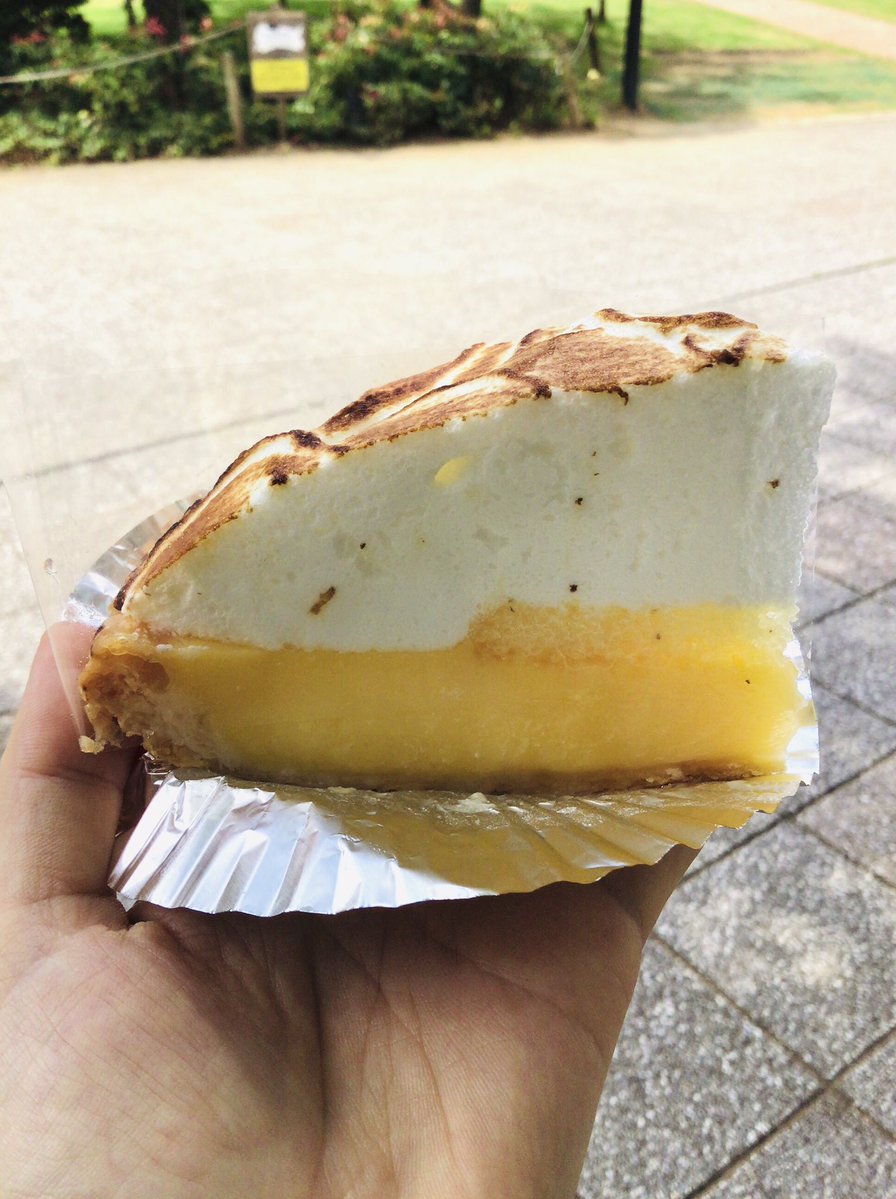 bacanal14's tweet photo. レモンパイも食べた。レモンカードもブルンブルン系で、酸味もちゃんとあって美味しい。メレンゲが甘過ぎないのも良かった。パイの生地もうまい。 https://t.co/S8n1Kpm1jS