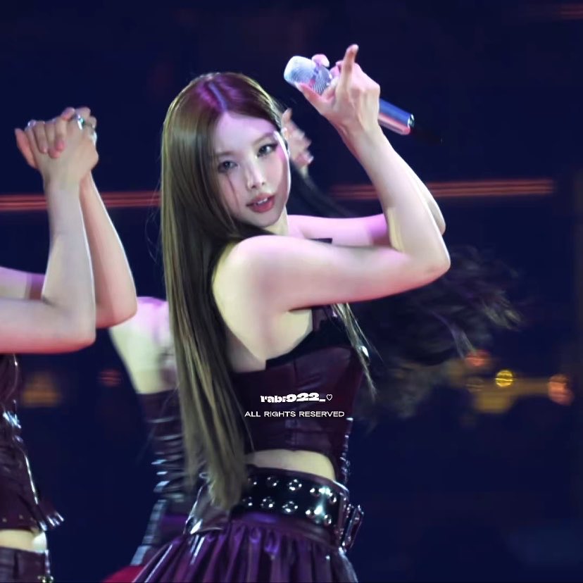 nabongim922's tweet photo. she looked stunning from every angle last night. every outfit, hairstyle, makeup everything was absolutely made for her. she was mesmerizing. when it comes to stage presence, charisma, and owning the spotlight, she stands in a league of her own. definition of THE TRUE CENTER https://t.co/MNJk4dlGPX