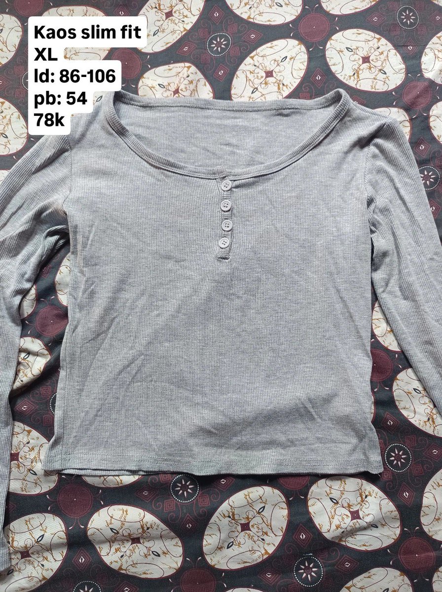 wPureblood's tweet photo. wts kaos, sweater, jaket crop. semuanya baru dipakai 2-3 kali, only co oren ada gratong. dm for more details ya 🤗🫰🏻 https://t.co/6XsCDwUuv8