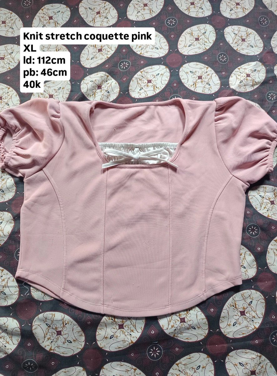 wPureblood's tweet photo. wts kaos, sweater, jaket crop. semuanya baru dipakai 2-3 kali, only co oren ada gratong. dm for more details ya 🤗🫰🏻 https://t.co/6XsCDwUuv8