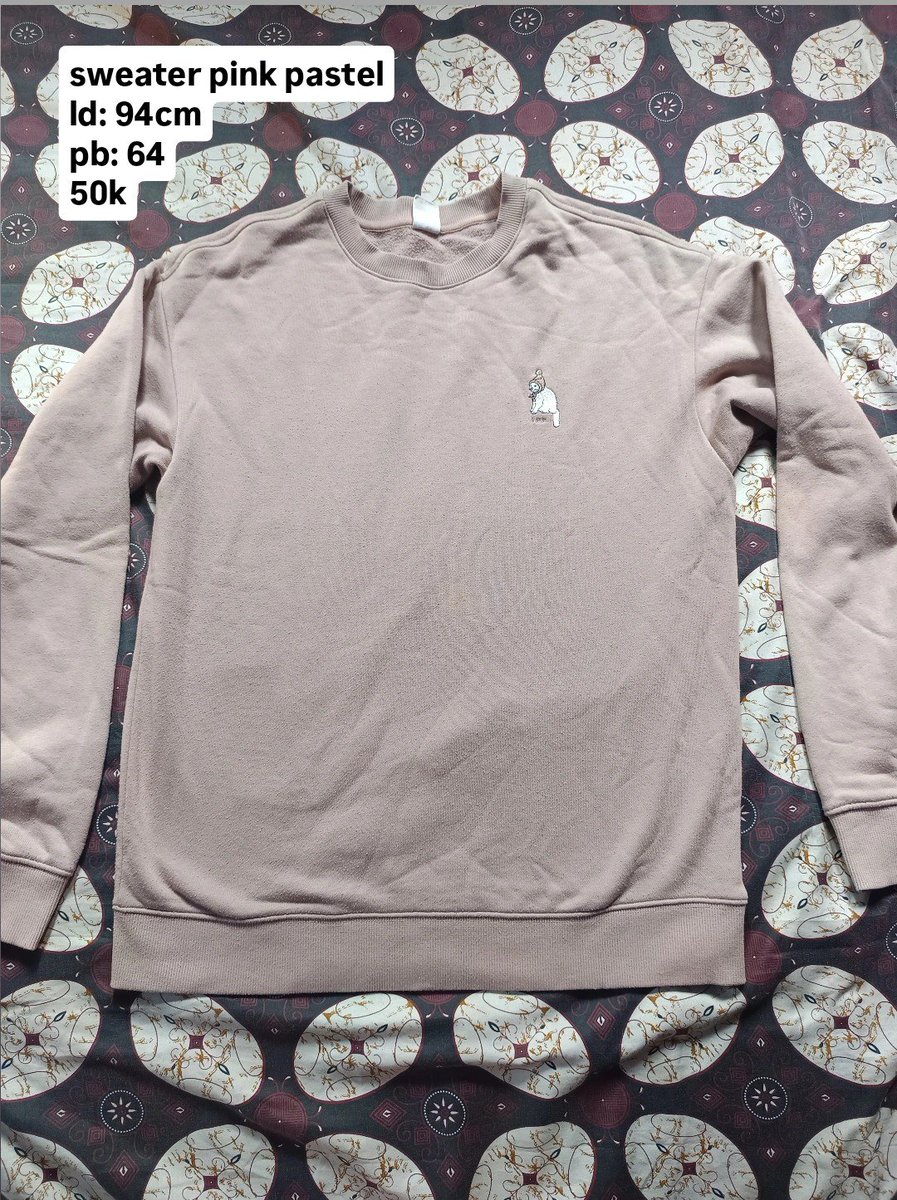 wPureblood's tweet photo. wts kaos, sweater, jaket crop. semuanya baru dipakai 2-3 kali, only co oren ada gratong. dm for more details ya 🤗🫰🏻 https://t.co/6XsCDwUuv8