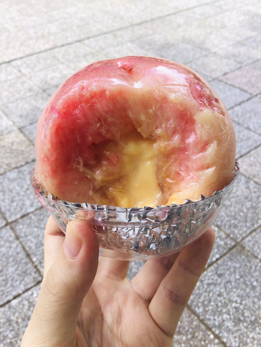 bacanal14's tweet photo. 「近江屋洋菓子店」さんのもも、いちじくタルト食べた。桃甘い！開店後すぐ買ったからか、桃は冷えてなかった。中のカスタードクリームはブルンブルン系。滑らかなタイプだとドロドロになりそうだからちょうど良い固さなのかも。いちじくは甘さ薄め、タルト台がしっかり甘いのでアンバランスな気がした https://t.co/uMeLBQtkIr