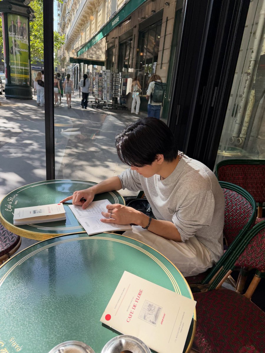 milnupi's tweet photo. nanti di balik kaca lewat hyunjae pake compressed shirt dan celana pendek habis lari pagi with the most perfect side profile and bambi eyes and book nerd juyeon instantly tersepona btw #jumiljatuhcintadiparis https://t.co/nK8nTpmCgA