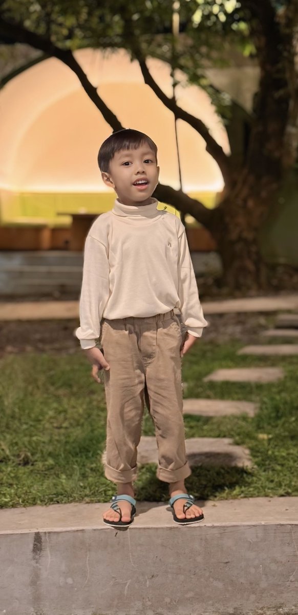 RFebrianaaaaa's tweet photo. Turtle neck panjang. Cakep banget dipake 🥰🥰. Pilih warna ivory biar sama kayak anakku ✨ https://t.co/617OQDuCdW https://t.co/ALBtgWhd3z