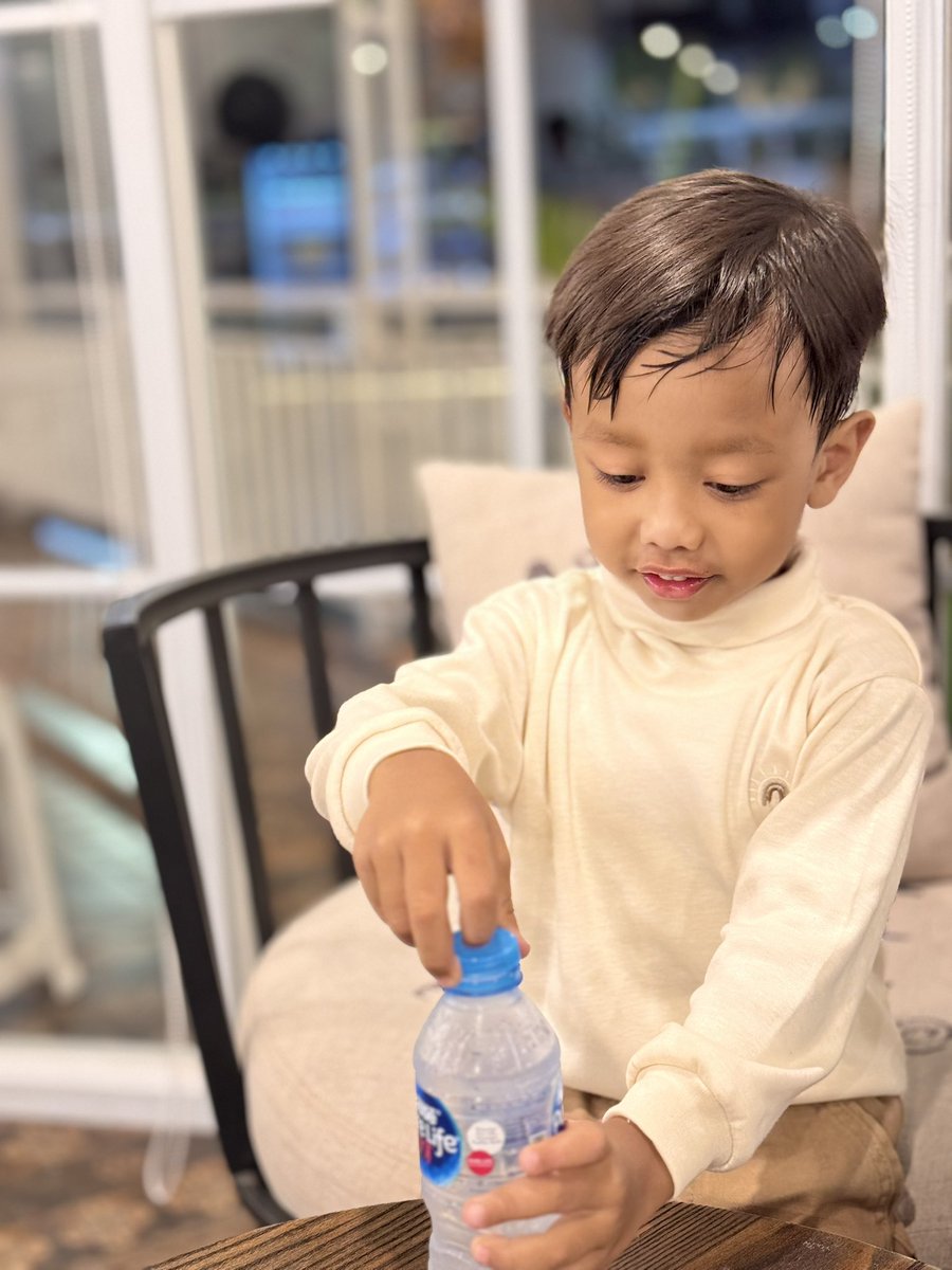 RFebrianaaaaa's tweet photo. Turtle neck panjang. Cakep banget dipake 🥰🥰. Pilih warna ivory biar sama kayak anakku ✨ https://t.co/617OQDuCdW https://t.co/ALBtgWhd3z