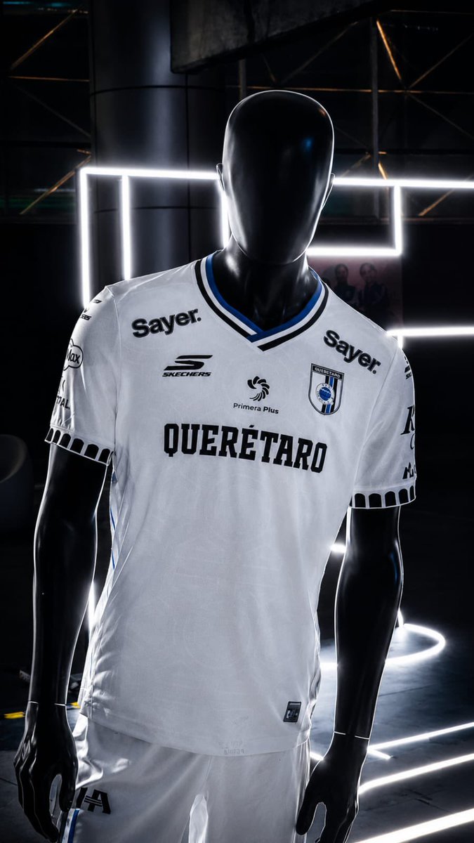 Primera_Plus's tweet photo. El nuevo jersey de @Club_Queretaro ⚽ viene con un Plus😏💙🖤.
No sabemos ustedes, pero a nosotros sí se nos puso la piel de Gallo.
#PrimeraPlus #Querétaro #futbol #Somos442 https://t.co/AAkUPnEbHO