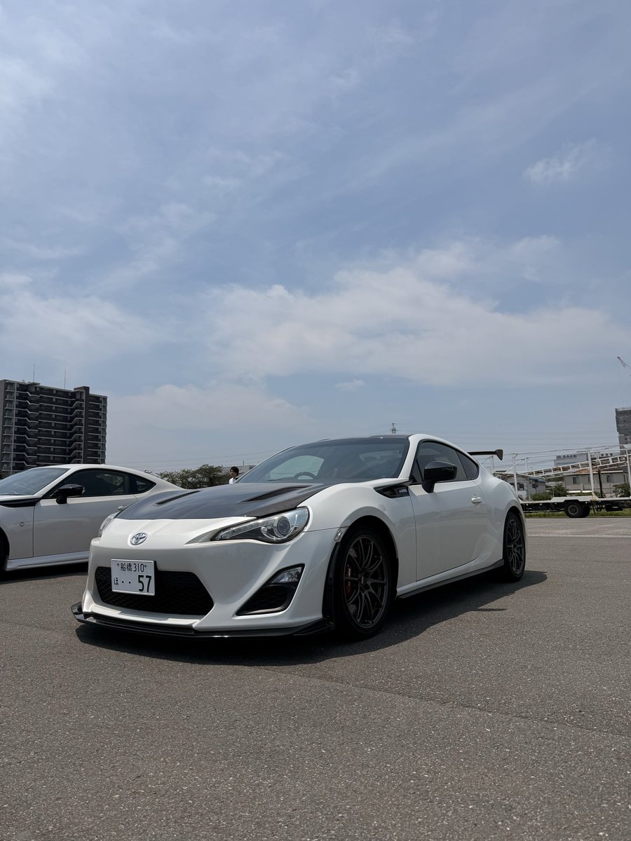 Qhey9dbm's tweet photo. 遅くなりましたが、無事到着。
グリフォン、14r60×2台
GRMN×2台と凄いことになってます。 https://t.co/f5hccfy7OI