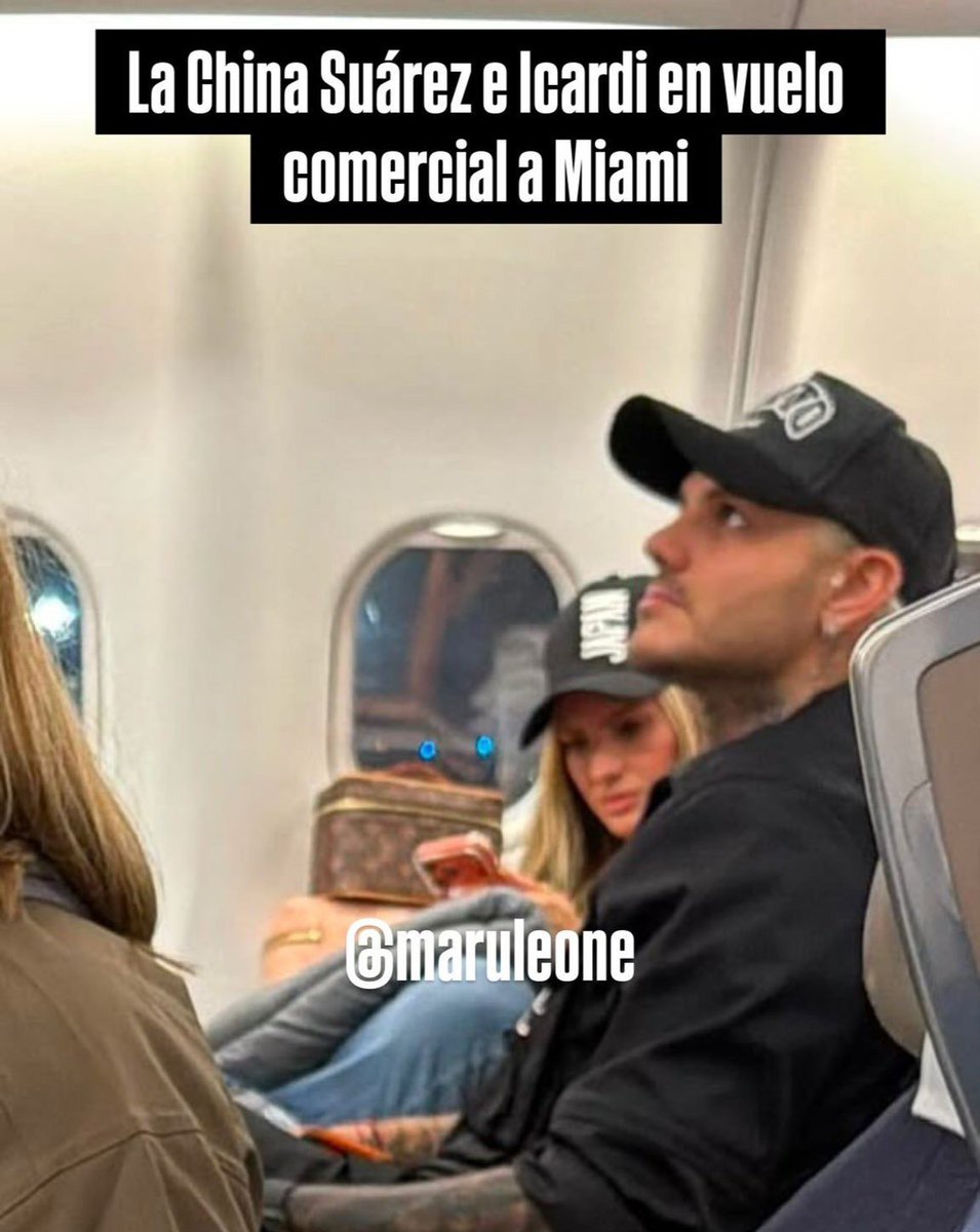 WandaNaraFann's tweet photo. W-Mauro no quiere volar en economy dice que es de PATA SUCIA....

3 Doritos después.... MAURO Y LA CHINA SUÁREZ VIAJANDO EN VUELO COMERCIAL 😂😂😂😂 https://t.co/hKFlTqmuti