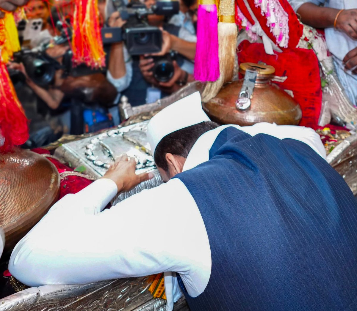 BJP4Maharashtra's tweet photo. संत चरण दृष्टी पडता । सुख झाले माझिया चित्ता ॥ 🚩

जगद्गुरु संत श्री तुकाराम महाराज यांच्या पालखीचे आणि पवित्र पादुकांचे निवडुंगा विठोबा मंदिर येथे माननीय मुख्यमंत्री देवेंद्रजी फडणवीस यांनी मनोभावे दर्शन घेतले. 

#Maharashtra #Pune #SantTukaramMaharaj https://t.co/2iDOK6TpZD