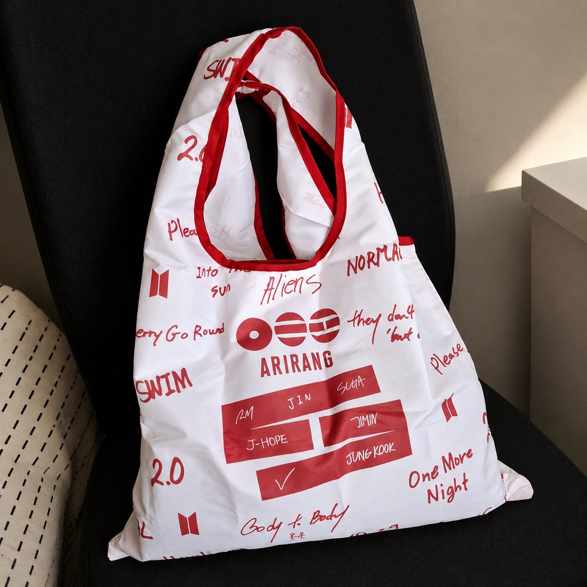 vancraftae's tweet photo. BTS Arirang Foldable Bag is here 🛍 

Cocok banget untuk bawa perintilan freebies atau merch kalian saat konser nanti ✨️

💰 Rp 65.000/pcs
Bahan: parasut
Ukuran dibuka: 45 x 40 cm
Ukuran dilipat: 10 x 10 cm
Ada tali gantungan

Ada harga spesial kalau beli banyak. Bisa kirim ke Malaysia dan Singapore juga dengan minimal order.

Yukk langsung dm atau bisa langsung klik link dibawah ⬇️
https://t.co/hlP4lbovmL