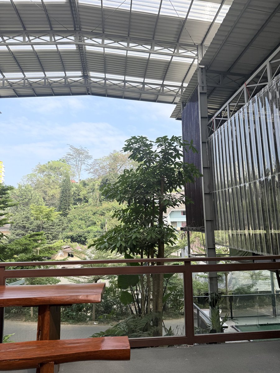 CaptMarket72085's tweet photo. Enjoy Bandung https://t.co/1rCIHI3Urd