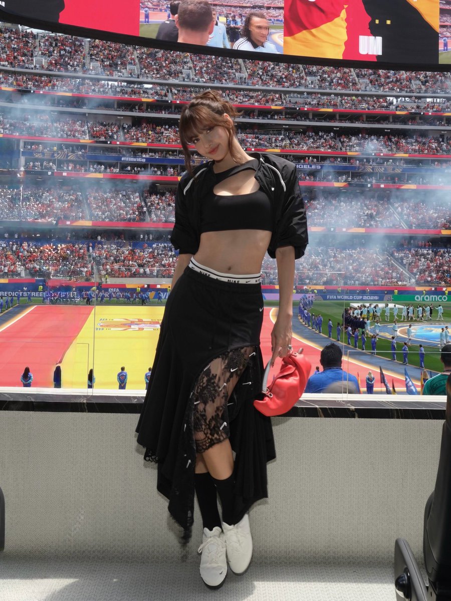 mdcjwt's tweet photo. ลุคนี้สวยมาก ชอบอ่ะ #LISA #fifa https://t.co/x8ZLQzhMDW