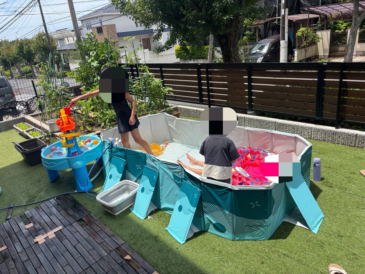 hot_keee's tweet photo. 久々にプール出したらきったなすぎて掃除から始まった😂やっと水溜め始めたらもう入ってる笑 長女に水着着てきて！って言ったらスク水着てきてわろた https://t.co/rysnPVoHqA