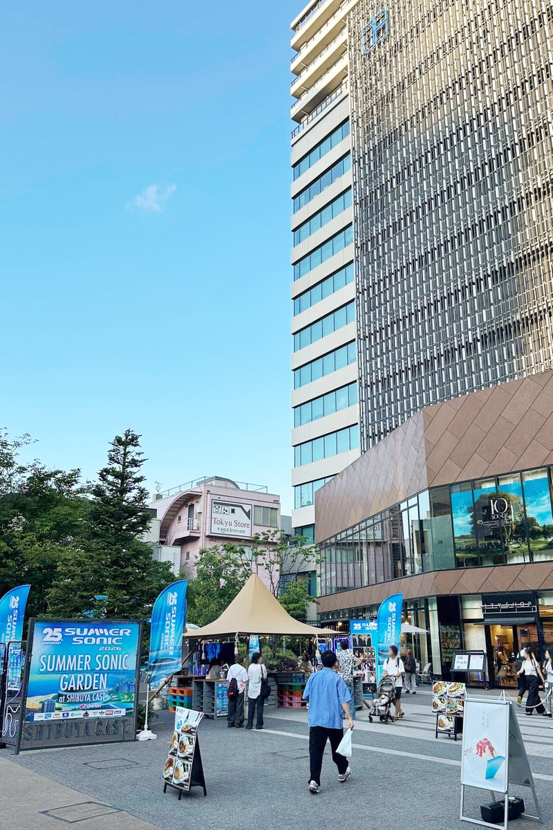 summer_sonic's tweet photo. 【週末はサマソニナイト！🎧】

SUMMER SONIC GARDEN at SHIBUYA CAST. 開催中⚡️
DJブース内には25周年の歴史を振り返る歴代ポスター展示も！
そして17:00からは、サマソニナイト -DJ TIME-🎶
DJ DRAGON、DJ OTA、DJ NYI NYIが登場し、週末を盛り上げます！

渋谷の中心で夏フェス気分を先取り☀️
どなたでもお気軽に遊びに来てください🙌

詳細▶︎ https://t.co/zdk2FMGoYa

#サマソニ東京 #summersonic