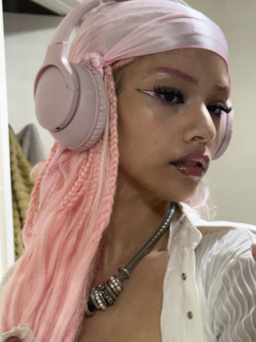 prissiprisca's tweet photo. femme that takes pink a bit too seriously https://t.co/9VNMR6IHXl