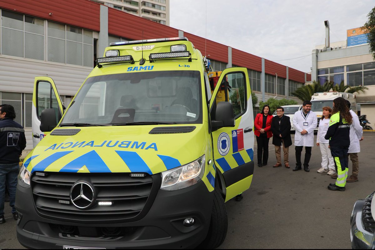 edgardolazo's tweet photo. Emprendedora local dona ambulancia de vanguardia al Hospital Carlos van Buren de Valparaíso
.
En un generoso acto de altruismo, Helida Plaza Gutiérrez, una emprendedora local, donó una ambulancia de última generación al Hospital Carlos van Buren. El gesto, que permitirá mejorar significativamente la atención prehospitalaria en la región, fue recibido con gratitud por las autoridades y el personal del hospital y el Servicio de Salud Valparaíso San Antonio.
.
Helida Plaza, originaria de Melipilla y residente de Valparaíso, ciudad en la que es propietaria de una pequeña empresa dedicada a la fabricación de masas, comentó que su conexión con el Hospital Van Buren se remonta a sus días como estudiante de enfermería en la Universidad de Valparaíso, donde realizó prácticas en el mismo hospital. "Tengo mucho amor por el prójimo", comentó la emprendedora.
.
Ambulancia de última generación
.
La ambulancia donada es considerada una de las más avanzadas del país. Según el Dr. Simón Rojas Doll, director subrogante del hospital, este vehículo de alta tecnología mejorará la calidad de las atenciones prehospitalarias del SAMU. "Es una ambulancia de punta a nivel nacional y modelo para los prehospitalarios", afirmó el directivo, quien expresó su agradecimiento a Helida Plaza y su familia por su generosidad.
.
La Dra. Gabriela Hidalgo, urgencióloga y jefa de SAMU Litoral, destacó el impacto positivo que esta donación tendrá en la atención sanitaria. "Nos va a permitir dar mucha más oportunidad de atención a los pacientes", señaló. Además, subrayó que la cooperación público-privada es valiosa para potenciar la capacidad resolutiva del SAMU en la región, beneficiando no solo a Valparaíso, sino también a San Antonio y Casablanca.
.
Comodidad y seguridad
.
El vehículo no solo es moderno sino también seguro, gracias a sus equipos médicos anclados y su suspensión neumática, lo que garantiza un traslado más tranquilo para pacientes críticos. Además, cuenta con un sistema de almacenamiento externo que facilita el acceso al material necesario en situaciones de emergencia.
.
Este gesto de solidaridad invita a la comunidad y al sector privado a colaborar con instituciones públicas como el Hospital Van Buren para mejorar las prestaciones de salud. La donación de Helida Plaza Gutiérrez representa un avance tecnológico para el hospital y un ejemplo inspirador de cómo la generosidad individual puede tener un impacto duradero en el bienestar colectivo.
Fuente: Fcbk Hospital Carlos Van Buren