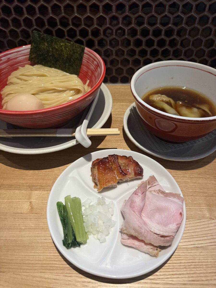 Rahmensun's tweet photo. 麺屋BISQ（茅ヶ崎）

醤油つけ麺プレミアム　1400円
味玉　150円

久々のBISQ
つけ麺頂きました
麺が美味いなー
つけ汁もたまりません
そして大好きなレアチャーシュー

084

#麺屋BISQ
#神奈川茅ヶ崎 https://t.co/MToEcYwqeo