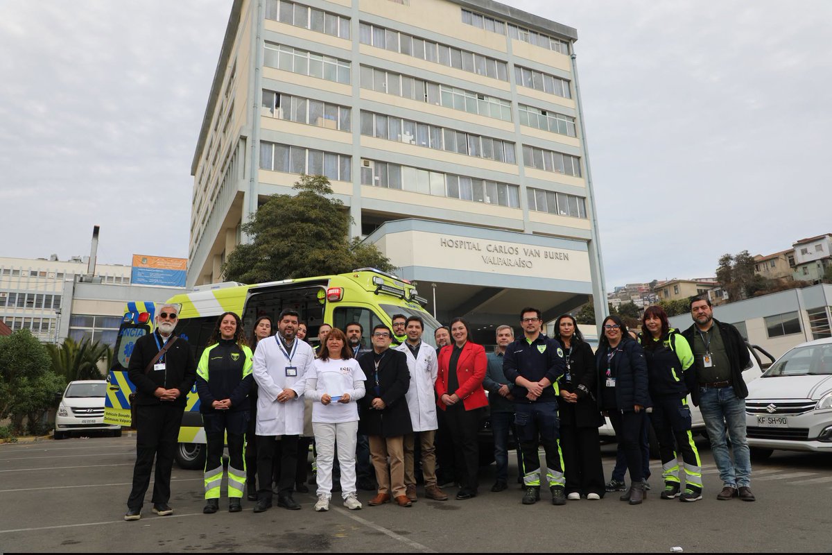 edgardolazo's tweet photo. Emprendedora local dona ambulancia de vanguardia al Hospital Carlos van Buren de Valparaíso
.
En un generoso acto de altruismo, Helida Plaza Gutiérrez, una emprendedora local, donó una ambulancia de última generación al Hospital Carlos van Buren. El gesto, que permitirá mejorar significativamente la atención prehospitalaria en la región, fue recibido con gratitud por las autoridades y el personal del hospital y el Servicio de Salud Valparaíso San Antonio.
.
Helida Plaza, originaria de Melipilla y residente de Valparaíso, ciudad en la que es propietaria de una pequeña empresa dedicada a la fabricación de masas, comentó que su conexión con el Hospital Van Buren se remonta a sus días como estudiante de enfermería en la Universidad de Valparaíso, donde realizó prácticas en el mismo hospital. "Tengo mucho amor por el prójimo", comentó la emprendedora.
.
Ambulancia de última generación
.
La ambulancia donada es considerada una de las más avanzadas del país. Según el Dr. Simón Rojas Doll, director subrogante del hospital, este vehículo de alta tecnología mejorará la calidad de las atenciones prehospitalarias del SAMU. "Es una ambulancia de punta a nivel nacional y modelo para los prehospitalarios", afirmó el directivo, quien expresó su agradecimiento a Helida Plaza y su familia por su generosidad.
.
La Dra. Gabriela Hidalgo, urgencióloga y jefa de SAMU Litoral, destacó el impacto positivo que esta donación tendrá en la atención sanitaria. "Nos va a permitir dar mucha más oportunidad de atención a los pacientes", señaló. Además, subrayó que la cooperación público-privada es valiosa para potenciar la capacidad resolutiva del SAMU en la región, beneficiando no solo a Valparaíso, sino también a San Antonio y Casablanca.
.
Comodidad y seguridad
.
El vehículo no solo es moderno sino también seguro, gracias a sus equipos médicos anclados y su suspensión neumática, lo que garantiza un traslado más tranquilo para pacientes críticos. Además, cuenta con un sistema de almacenamiento externo que facilita el acceso al material necesario en situaciones de emergencia.
.
Este gesto de solidaridad invita a la comunidad y al sector privado a colaborar con instituciones públicas como el Hospital Van Buren para mejorar las prestaciones de salud. La donación de Helida Plaza Gutiérrez representa un avance tecnológico para el hospital y un ejemplo inspirador de cómo la generosidad individual puede tener un impacto duradero en el bienestar colectivo.
Fuente: Fcbk Hospital Carlos Van Buren